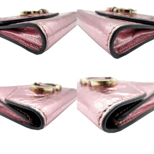 美品 ヴァレンティノ Vロゴ メタルカラー シワ加工 カードケース レザー メタリックピンク 1163【中古】VALENTINO