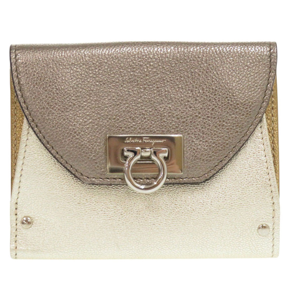 新品同様 サルヴァトーレフェラガモ Wホック財布 ガンチーニ JP-22-6164 レザー シルバー ゴールド 1332 二つ折り財布【中古】Salvatore Ferragamo