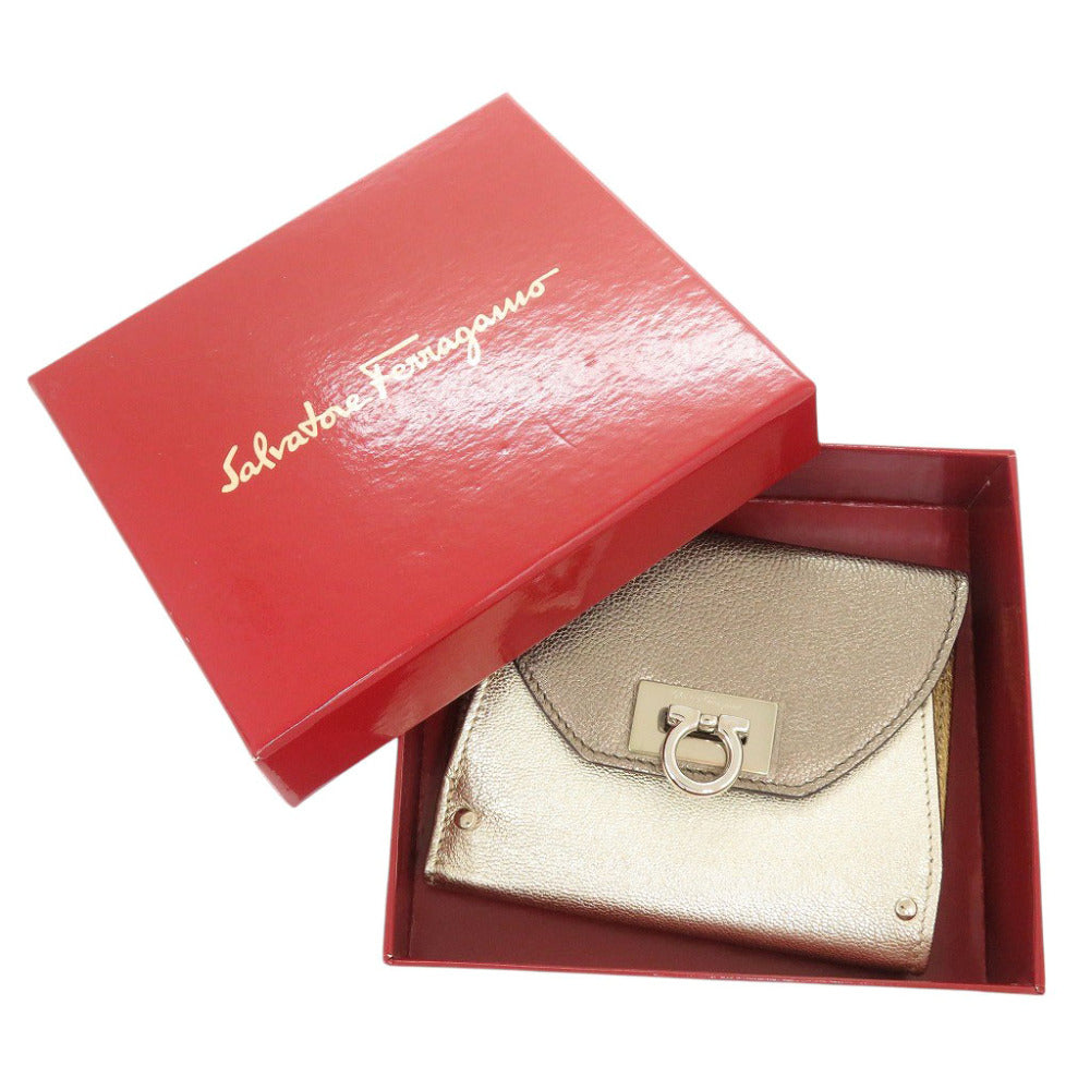 新品同様 サルヴァトーレフェラガモ Wホック財布 ガンチーニ JP-22-6164 レザー シルバー ゴールド 1332 二つ折り財布【中古】Salvatore Ferragamo