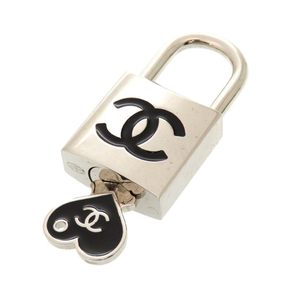 美品 シャネル カデナ 南京錠 ココマーク 07P ハート シルバー ブラック 1358 【中古】 CHANEL