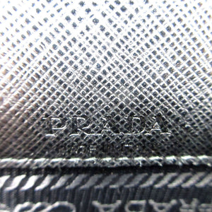 新品同様 プラダ スマホショルダー カモメ 錨 三角プレート ショルダーバッグ レザー/サフィアーノレザー ブラック 黒 0090【中古】PRADA