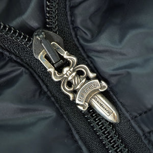 美品 クロムハーツ ダガージップ クロスボタン ダウンベスト ブラック サイズS 黒 フードあり 1144【中古】CHROME HEARTS メンズ