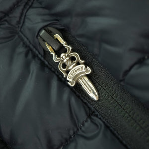 美品 クロムハーツ ダガージップ クロスボタン ダウンベスト ブラック サイズS 黒 フードあり 1144【中古】CHROME HEARTS メンズ