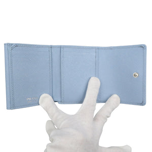 未使用 プラダ サフィアーノ トライアングル 1MH043 レザー シルバー金具 ライトブルー コンパクトウォレット 三つ折り財布 1213【中古】PRADA