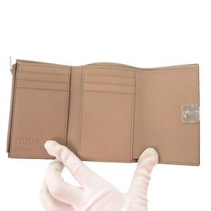新品同様 ロエベ アナグラム パーティカル ウォレット スモール ぺブルグレインカーフ C821S33X01 サンド 三つ折り財布 0958【中古】LOEWE