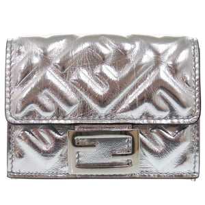 新品同様 フェンディ バゲット マイクロ FFロゴ 8M0395 レザー シルバー 三つ折り財布 1713【中古】FENDI