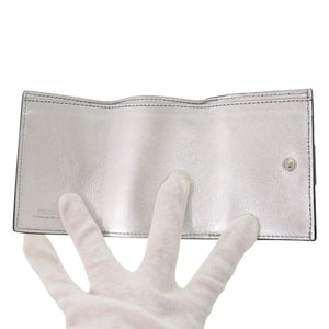 新品同様 フェンディ バゲット マイクロ FFロゴ 8M0395 レザー シルバー 三つ折り財布 1713【中古】FENDI