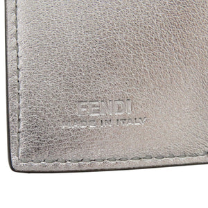新品同様 フェンディ バゲット マイクロ FFロゴ 8M0395 レザー シルバー 三つ折り財布 1713【中古】FENDI