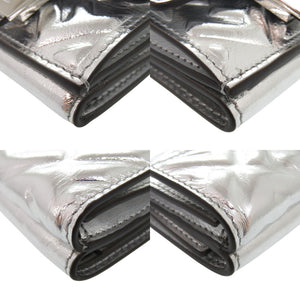 新品同様 フェンディ バゲット マイクロ FFロゴ 8M0395 レザー シルバー 三つ折り財布 1713【中古】FENDI