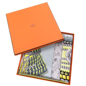 新品同様 エルメス カレ90 PARURES DE SAMOURAIS 侍の鎧兜 シルク イエロー グレー スカーフ 1156【中古】HERMES メンズ