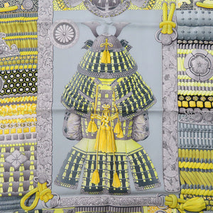 新品同様 エルメス カレ90 PARURES DE SAMOURAIS 侍の鎧兜 シルク イエロー グレー スカーフ 1156【中古】HERMES メンズ