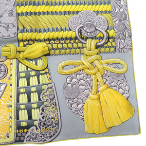 新品同様 エルメス カレ90 PARURES DE SAMOURAIS 侍の鎧兜 シルク イエロー グレー スカーフ 1156【中古】HERMES メンズ