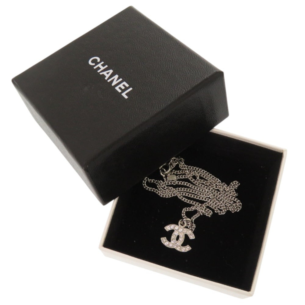 新品同様 シャネル ココマーク A28942 メタル ラインストーン シルバー ネックレス 0460【中古】CHANEL