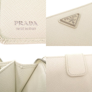 美品 プラダ サフィアーノトライアングル レザー ホワイト 二つ折り財布 白 0465【中古】PRADA