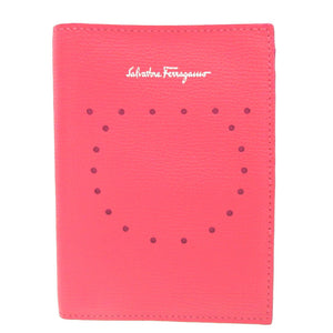 新品同様 サルヴァトーレフェラガモ ガンチーニ レザー ピンク パスポートケース 0051【中古】Salvatore Ferragamo