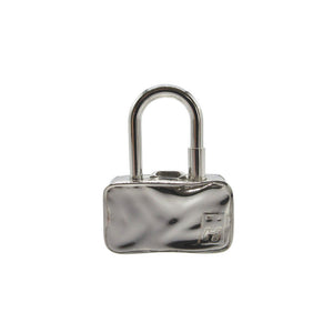 新品同様 エルメス カデナ 美しき逃避行 Le chappee belle 2009 チャーム トランク キーホルダー メタル シルバー 0539【中古】HERMES