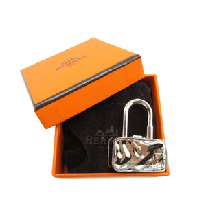 新品同様 エルメス カデナ 美しき逃避行 Le chappee belle 2009 チャーム トランク キーホルダー メタル シルバー 0539【中古】HERMES