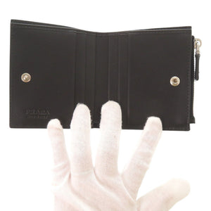 美品 プラダ ロゴ コンパクトウォレット ブラッシュドレザー ブラック 二つ折り財布 黒 0352【中古】PRADA