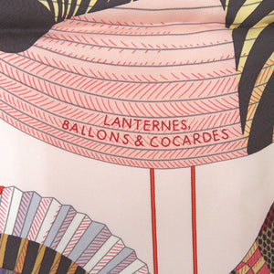 新品同様 エルメス カレ90 ランタン 風船 帽章 Lanterns Balloons et Cocardes 2022秋冬 シルク ベージュ ボルドー ローズナクレ スカーフ 1212【中古】HERMES