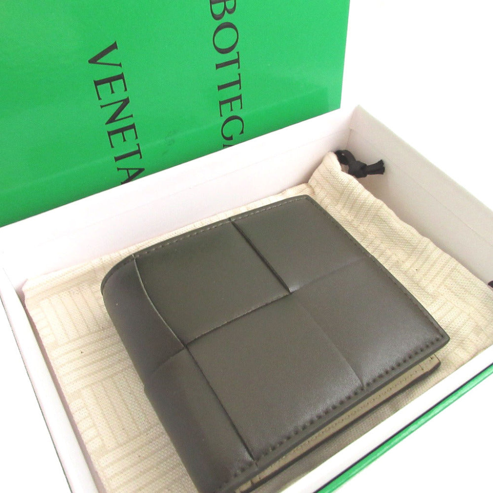 新品同様 ボッテガヴェネタ イントレチャート カセット コンパクトウォレット 749455 レザー カーキ 緑 2つ折り財布 財布 1550【中古】BOTTEGA VENETA