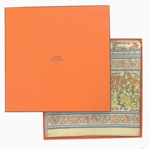 新品同様 エルメス カレ90 インドの狩猟 CHASSE EN INDE スカーフ シルク アイボリー イエロー ライトブルー 0390【中古】HERMES