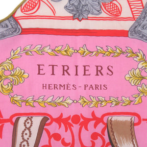 美品 エルメス トライアングルジェアン 鐙 ETRIERS H363502S 23 カシミヤ シルク ピンク パープル スカーフ 1130【中古】HERMES
