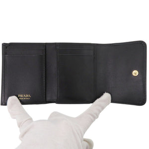 未使用 プラダ サフィアーノトライアングル 1MH043 レザー ブラック 三つ折り財布 黒 1105【中古】PRADA