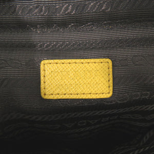 美品 プラダ トライアングル ナイロン レザー イエロー フォンケース ショルダーポーチ ショルダーバッグ 黄 0565【中古】PRADA