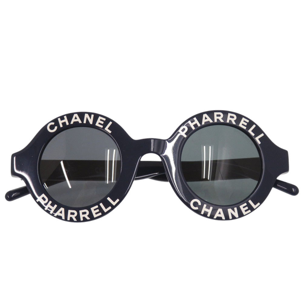 新品同様 シャネル × ファレル ウィリアムス 19SS ココマーク 71314A プラスチック ネイビー 1657【中古】CHANEL