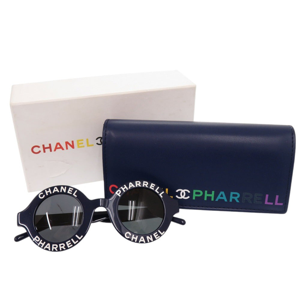 新品同様 シャネル × ファレル ウィリアムス 19SS ココマーク 71314A プラスチック ネイビー 1657【中古】CHANEL