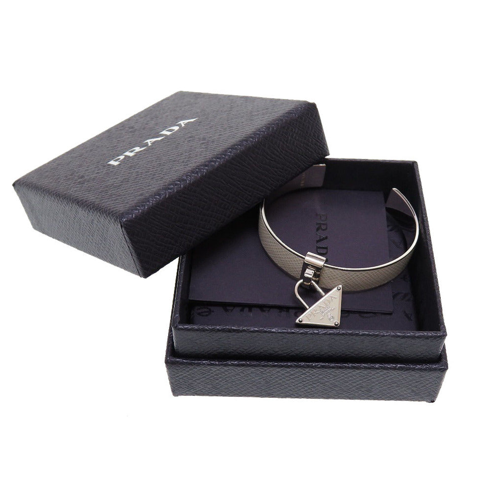 未使用 プラダ 三角プレート サフィアーノレザー メタル シルバー ホワイト 白 バングル ブレスレット 0038【中古】PRADA