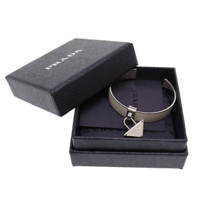 未使用 プラダ 三角プレート サフィアーノレザー メタル シルバー ホワイト 白 バングル ブレスレット 0038【中古】PRADA