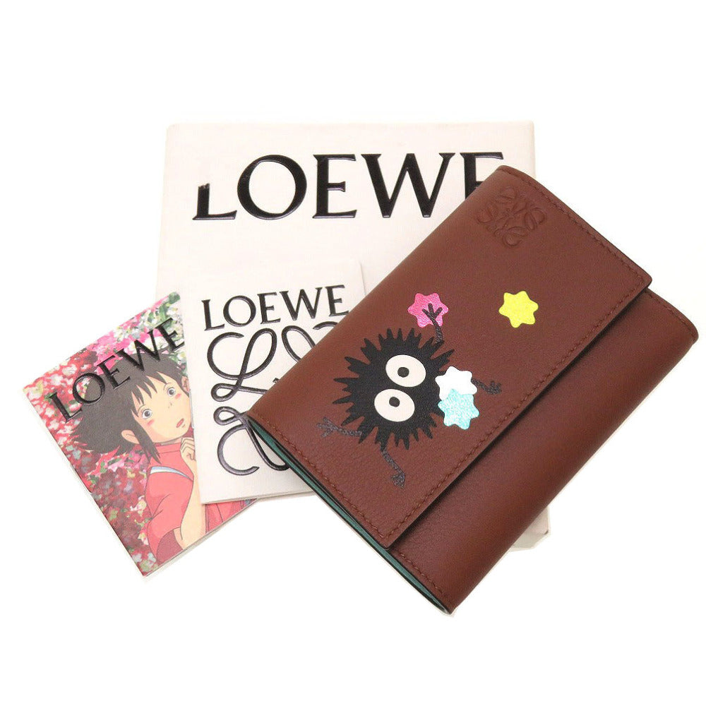 未使用 ロエベ スタジオジブリ コラボ C643S33X05 千と千尋の神隠し ススワタリ スモールバーティカルウォレット レザー ブラウン 茶 3つ折り財布 財布 0038【中古】LOEWE