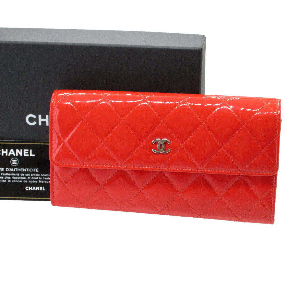 新品同様 シャネル マトラッセ ココマーク 18番台 パテントレザー レッド 赤 2つ折り長財布 財布 0123【中古】CHANEL
