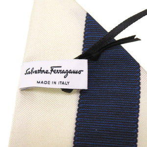 新品同様 サルヴァトーレ フェラガモ  ヴァラリボン モチーフ シルク アイボリー ネイビー スカーフ 0246 【中古】 Salvatore Ferragamo