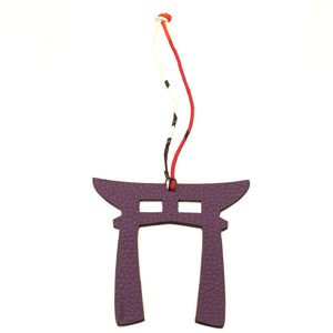 未使用 エルメス プティアッシュ 鳥居 ヴォーエプソン トゴ トレンチ パープル チャーム キーホルダー 0196【中古】HERMES