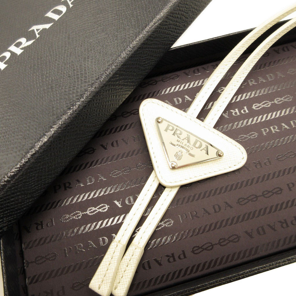 美品 プラダ 三角プレート トライアングル サフィアーノレザー ホワイト 白 ネックレス ボロタイ ループタイ 0071【中古】PRADA