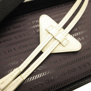 美品 プラダ 三角プレート トライアングル サフィアーノレザー ホワイト 白 ネックレス ボロタイ ループタイ 0071【中古】PRADA