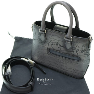 新品同様 ベルルッティ トゥジュール ガリバー カリグラフィ ショルダー ハンドバッグ ヴェネチアカーフ グレー 0005【中古】BERLUTI メンズ